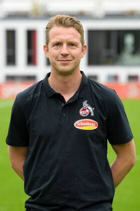 Köln, Geißbockheim, 16.07.2019: Torwarttrainer Dennis Fabian beim Mannschaftsfoto der Damenmannschaft des 1.FC Köln Saison 2019 20 am Dienstag den 16. Juli 2019 am Geißbockheim, Köln Mannschaftsfoto 1. FC Köln Saison 2019 20