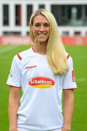 Köln, Geißbockheim, 16.07.2019: Nina Windmüller beim Mannschaftsfoto der Damenmannschaft des 1.FC Köln Saison 2019 20 am Dienstag den 16. Juli 2019 am Geißbockheim, Köln Mannschaftsfoto 1. FC Köln Saison 2019 20