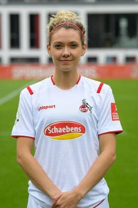 Köln, Geißbockheim, 16.07.2019: Theresa Gosch beim Mannschaftsfoto der Damenmannschaft des 1.FC Köln Saison 2019 20 am Dienstag den 16. Juli 2019 am Geißbockheim, Köln Mannschaftsfoto 1. FC Köln Saison 2019 20