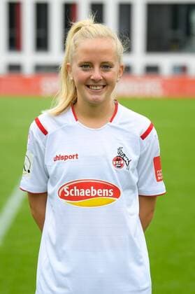 Köln, Geißbockheim, 16.07.2019: Anna Kirschbaum beim Mannschaftsfoto der Damenmannschaft des 1.FC Köln Saison 2019 20 am Dienstag den 16. Juli 2019 am Geißbockheim, Köln Mannschaftsfoto 1. FC Köln Saison 2019 20