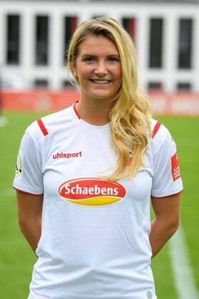 Köln, Geißbockheim, 16.07.2019: Rachel Rinast beim Mannschaftsfoto der Damenmannschaft des 1.FC Köln Saison 2019 20 am Dienstag den 16. Juli 2019 am Geißbockheim, Köln Mannschaftsfoto 1. FC Köln Saison 2019 20