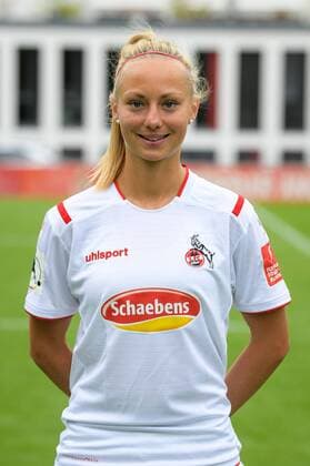 Köln, Geißbockheim, 16.07.2019: Meike Meßmer beim Mannschaftsfoto der Damenmannschaft des 1.FC Köln Saison 2019 20 am Dienstag den 16. Juli 2019 am Geißbockheim, Köln Mannschaftsfoto 1. FC Köln Saison 2019 20