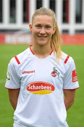 Köln, Geißbockheim, 16.07.2019: Franziska Wendel beim Mannschaftsfoto der Damenmannschaft des 1.FC Köln Saison 2019 20 am Dienstag den 16. Juli 2019 am Geißbockheim, Köln Mannschaftsfoto 1. FC Köln Saison 2019 20