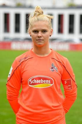 Köln, Geißbockheim, 16.07.2019: Saskia Frensch beim Mannschaftsfoto der Damenmannschaft des 1.FC Köln Saison 2019 20 am Dienstag den 16. Juli 2019 am Geißbockheim, Köln Mannschaftsfoto 1. FC Köln Saison 2019 20