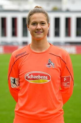 Köln, Geißbockheim, 16.07.2019: Elvira Herzog beim Mannschaftsfoto der Damenmannschaft des 1.FC Köln Saison 2019 20 am Dienstag den 16. Juli 2019 am Geißbockheim, Köln Mannschaftsfoto 1. FC Köln Saison 2019 20