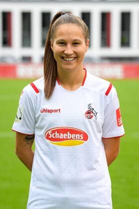 Köln, Geißbockheim, 16.07.2019: Sabrina Horvat beim Mannschaftsfoto der Damenmannschaft des 1.FC Köln Saison 2019 20 am Dienstag den 16. Juli 2019 am Geißbockheim, Köln Mannschaftsfoto 1. FC Köln Saison 2019 20