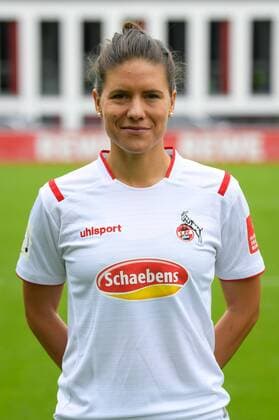 Köln, Geißbockheim, 16.07.2019: Lucia Ondrusova beim Mannschaftsfoto der Damenmannschaft des 1.FC Köln Saison 2019 20 am Dienstag den 16. Juli 2019 am Geißbockheim, Köln Mannschaftsfoto 1. FC Köln Saison 2019 20