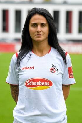Köln, Geißbockheim, 16.07.2019: Francesca Calo beim Mannschaftsfoto der Damenmannschaft des 1.FC Köln Saison 2019 20 am Dienstag den 16. Juli 2019 am Geißbockheim, Köln Mannschaftsfoto 1. FC Köln Saison 2019 20
