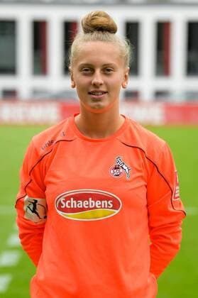Köln, Geißbockheim, 16.07.2019: Pauline Nelles beim Mannschaftsfoto der Damenmannschaft des 1.FC Köln Saison 2019 20 am Dienstag den 16. Juli 2019 am Geißbockheim, Köln Mannschaftsfoto 1. FC Köln Saison 2019 20
