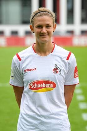 Köln, Geißbockheim, 16.07.2019: Carolin Schraa beim Mannschaftsfoto der Damenmannschaft des 1.FC Köln Saison 2019 20 am Dienstag den 16. Juli 2019 am Geißbockheim, Köln Mannschaftsfoto 1. FC Köln Saison 2019 20