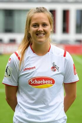 Köln, Geißbockheim, 16.07.2019: Sonja Giraud beim Mannschaftsfoto der Damenmannschaft des 1.FC Köln Saison 2019 20 am Dienstag den 16. Juli 2019 am Geißbockheim, Köln Mannschaftsfoto 1. FC Köln Saison 2019 20