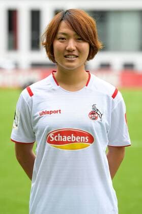Köln, Geißbockheim, 16.07.2019: Yuka Hirano beim Mannschaftsfoto der Damenmannschaft des 1.FC Köln Saison 2019 20 am Dienstag den 16. Juli 2019 am Geißbockheim, Köln Mannschaftsfoto 1. FC Köln Saison 2019 20