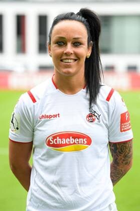 Köln, Geißbockheim, 16.07.2019: Peggy Nietgen beim Mannschaftsfoto der Damenmannschaft des 1.FC Köln Saison 2019 20 am Dienstag den 16. Juli 2019 am Geißbockheim, Köln Mannschaftsfoto 1. FC Köln Saison 2019 20