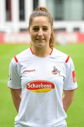 Köln, Geißbockheim, 16.07.2019: Karoline Kohr beim Mannschaftsfoto der Damenmannschaft des 1.FC Köln Saison 2019 20 am Dienstag den 16. Juli 2019 am Geißbockheim, Köln Mannschaftsfoto 1. FC Köln Saison 2019 20