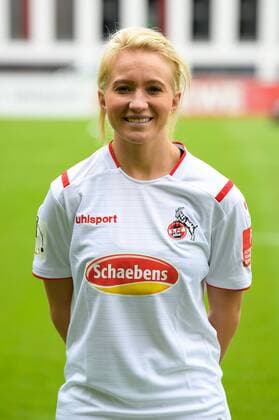Köln, Geißbockheim, 16.07.2019: Madeline Gier beim Mannschaftsfoto der Damenmannschaft des 1.FC Köln Saison 2019 20 am Dienstag den 16. Juli 2019 am Geißbockheim, Köln Mannschaftsfoto 1. FC Köln Saison 2019 20