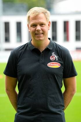 Köln, Geißbockheim, 16.07.2019: Co-Trainer Niko Reese beim Mannschaftsfoto der Damenmannschaft des 1.FC Köln Saison 2019 20 am Dienstag den 16. Juli 2019 am Geißbockheim, Köln Mannschaftsfoto 1. FC Köln Saison 2019 20