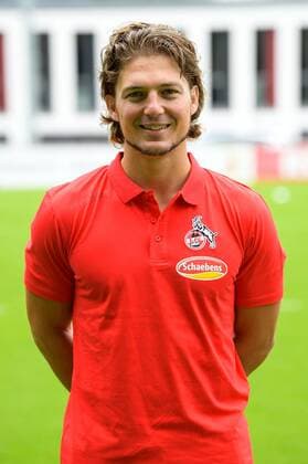 Köln, Geißbockheim, 16.07.2019: Physiotherapeut Patrick Weber beim Mannschaftsfoto der Damenmannschaft des 1.FC Köln Saison 2019 20 am Dienstag den 16. Juli 2019 am Geißbockheim, Köln Mannschaftsfoto 1. FC Köln Saison 2019 20