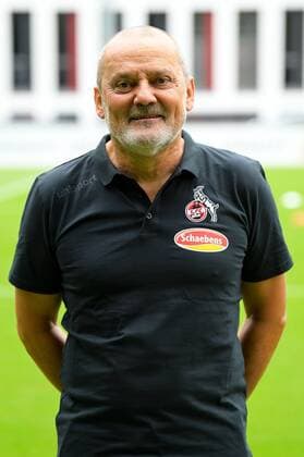 Köln, Geißbockheim, 16.07.2019: Trainer Willi Breuerbeim Mannschaftsfoto der Damenmannschaft des 1.FC Köln Saison 2019 20 am Dienstag den 16. Juli 2019 am Geißbockheim, Köln Mannschaftsfoto 1. FC Köln Saison 2019 20