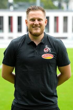 Köln, Geißbockheim, 16.07.2019: Athletiktrainer Nicolas Brandt beim Mannschaftsfoto der Damenmannschaft des 1.FC Köln Saison 2019 20 am Dienstag den 16. Juli 2019 am Geißbockheim, Köln Mannschaftsfoto 1. FC Köln Saison 2019 20