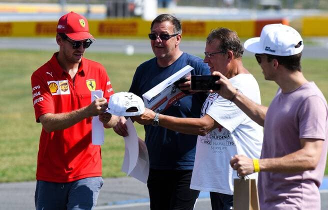 25.07.2019, xpsx, Motorsport FIA Formel 1, Mercedes Benz Großer Preis von Deutschland 2019 v.l. Sebastian Vettel (Scuderia Ferrari Mission Winnow 5 GER) track walk streckenbesichtigung selfie fan autogramme Hockenheim