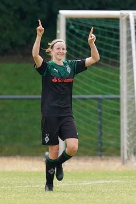 Chantal Reinier Baghuis ( Gladbach ) bejubelt das Tor zum 1:8, Fussball - Flyer Alarm Frauen Bundesliga - Saison 2019 2020 - Testspiel - SGS Essen vs. Borussia Mönchengladbach, Essen, Helmut Rahn Sportanlage, 06.07.2019, DFB regulations prohibit any use of photographs as image sequences and or quasi-video Essen Helmut Rahn Sportanlage Nordrhein-Westfalen Deutschland *** Chantal Reinier Baghuis Gladbach cheers the goal to 1 8, soccer flyer alarm women Bundesliga season 2019 2020 test match SGS Essen vs Borussia Mönchengladbach, Essen, Helmut Rahn sports facility, 06 07 2019, DFB regulations prohibit any use of photographs as image sequences and or quasi video Essen Helmut Rahn sports facility North Rhine-Westphalia Germany