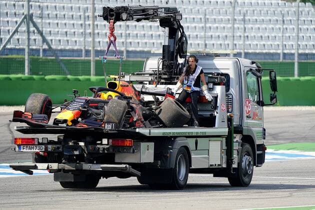 Hockenheim, Germany, 26.07.2019, Formel 1, Formula 1, Germany Grand Prix, Unfall von Pierre Gasly (FRA 10), Aston Martin Red Bull Racing, das voellig zerstoerte Fahrzeug wird mit einem Kranwagen abgeschleppt ( Hockenheim Hockenheim Ring Baden-Wuerttemberg Germany eu-images-09-506-036651