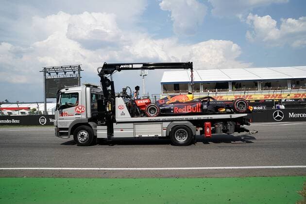 Hockenheim, Germany, 26.07.2019, Formel 1, Formula 1, Germany Grand Prix, Unfall von Pierre Gasly (FRA 10), Aston Martin Red Bull Racing, das voellig zerstoerte Fahrzeug wird mit einem Kranwagen abgeschleppt ( Hockenheim Hockenheim Ring Baden-Wuerttemberg Germany eu-images-09-506-036656