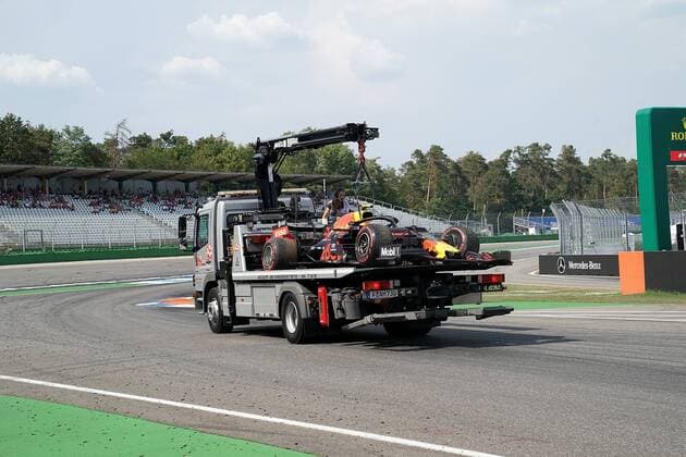 Hockenheim, Germany, 26.07.2019, Formel 1, Formula 1, Germany Grand Prix, Unfall von Pierre Gasly (FRA 10), Aston Martin Red Bull Racing, das voellig zerstoerte Fahrzeug wird mit einem Kranwagen abgeschleppt ( Hockenheim Hockenheim Ring Baden-Wuerttemberg Germany eu-images-09-506-036659