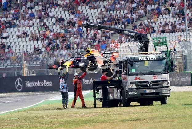 Hockenheim, Germany, 26.07.2019, Formel 1, Formula 1, Germany Grand Prix, Unfall von Pierre Gasly (FRA 10), Aston Martin Red Bull Racing, das voellig zerstoerte Fahrzeug wird auf einen Abschleppwagen gehoben ( Hockenheim Hockenheim Ring Baden-Wuerttemberg Germany eu-images-09-506-036646