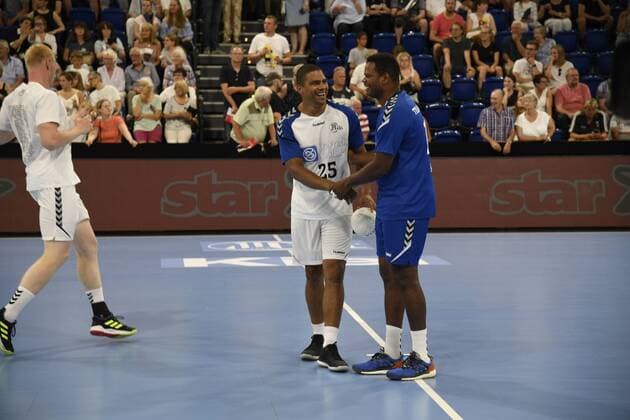 Daniel Narcisse (Allstars, links) und Joel Abati (Team Alfred), Handball, Männer, Abschiedsspiel, Trainer Alfred Gislason, THW Kiel, 26.07.19 Kiel Sparkassen Arena Schleswig-Holstein Germany