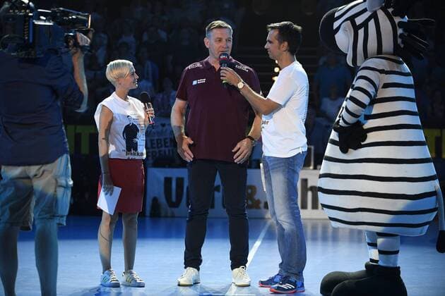 Alfred Gislason mit Anett Sattler (links) und Torben Pöhls, Handball, Männer, Abschiedsspiel, Trainer Alfred Gislason, THW Kiel, 26.07.19 Kiel Sparkassen Arena Schleswig-Holstein Germany