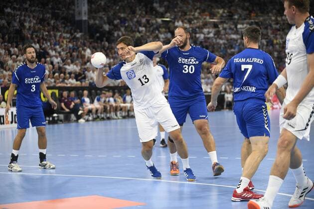 Marcus Ahlm (Allstars, weiß) gegen Gueric Kervadec (Team Alfred, blau), Handball, Männer, Abschiedsspiel, Trainer Alfred Gislason, THW Kiel, 26.07.19 Kiel Sparkassen Arena Schleswig-Holstein Germany