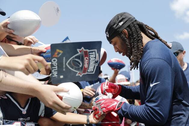 FOXBOROUGH, MA - JULY 26: Fans surround New England Patriots cornerback Stephon Gilmore (24) for his autograph during New England Patriots Training Camp on July 26, 2019, at the Patriots Practice Facility at Gillette Stadium in Foxborough, Massachusetts. (Photo by Fred Kfoury III Icon Sportswire) NFL, American Football Herren, USA JUL 26 Patriots Training Camp Icon482190726048