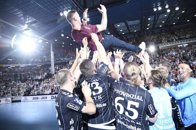Die Mannschaft lässt ihren Ex-Trainer Alfred Gislaon hochleben, , Handball, Männer, Abschiedsspiel, Trainer Alfred Gislason, THW Kiel, 26.07.19 Kiel Sparkassen Arena Schleswig-Holstein Germany