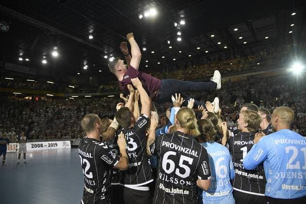 Sport Bilder des Tages Die Mannschaft lässt ihren Ex-Trainer Alfred Gislaon hochleben, , Handball, Männer, Abschiedsspiel, Trainer Alfred Gislason, THW Kiel, 26.07.19 Kiel Sparkassen Arena Schleswig-Holstein Germany
