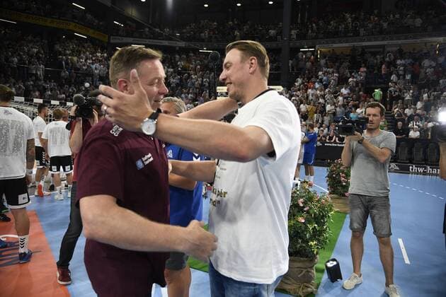 Die Wachablösung: Gislason mit seinem Nachfolger Filip Jicha, , Handball, Männer, Abschiedsspiel, Trainer Alfred Gislason, THW Kiel, 26.07.19 Kiel Sparkassen Arena Schleswig-Holstein Germany