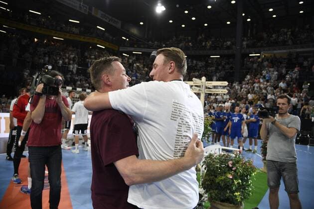 Die Wachablösung: Gislason mit seinem Nachfolger Filip Jicha, , Handball, Männer, Abschiedsspiel, Trainer Alfred Gislason, THW Kiel, 26.07.19 Kiel Sparkassen Arena Schleswig-Holstein Germany