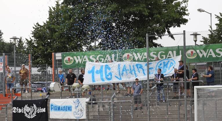 26.07.2019, xklex, Fussball Regionalliga Suedwest, FK Pirmasens - 1.FC Saarbruecken emspor, v.l. Die Fans des FK Pirmasens (DFL DFB REGULATIONS PROHIBIT ANY USE OF PHOTOGRAPHS as IMAGE SEQUENCES and or QUASI-VIDEO) Pirmasens