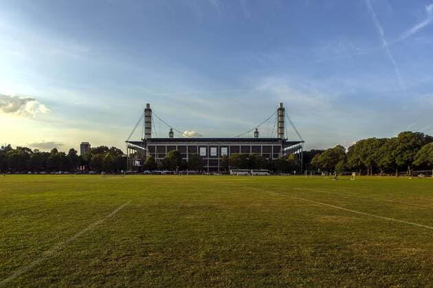 Blick auf die über die Jahnwiese auf die Südtribüne - Hans Schäfer Südkurve - des Rheinenergie-Stadions. Das Rheinenergiestadion, ehemals Müngersdorfer Stadion, ist ein Fußballstadion im Kölner Stadtteil Müngersdorf und Spielstätte des Fussball Bundesligisten 1. FC Köln. Durch einen Sponsorenvertrag trägt es derzeit den Namen des Kölner Energieversorgers RheinEnergie. Rhein Energie Stadion Köln