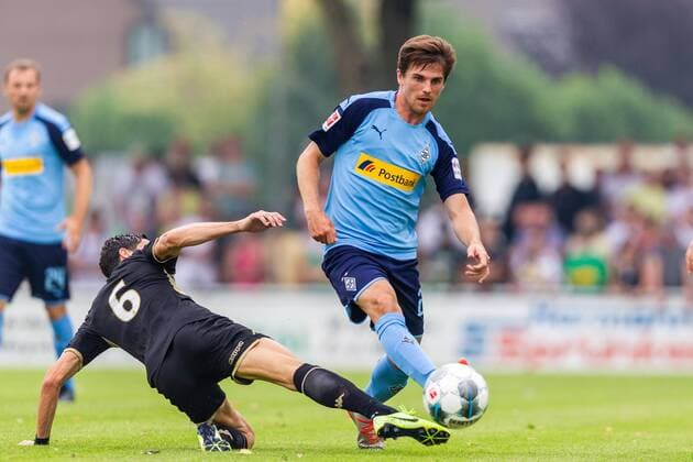 Straelen, Deutschland, 27.07.2019, Freundschaftsspiel, Testspiel, Borussia Moenchengladbach - SCO Angers, Vincent Pajot (Angers) und Jonas Hofmann (Moenchengladbach) im Zweikampf ( Straelen Sportzentrum an der Roemerstraße Germany eu-images-09-542-003575