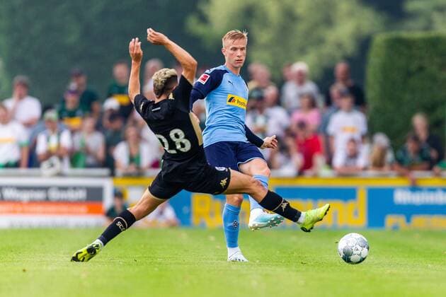 Straelen, Deutschland, 27.07.2019, Freundschaftsspiel, Testspiel, Borussia Moenchengladbach - SCO Angers, Farid El Melali (Angers) und Oscar Wendt (Moenchengladbach) im Zweikampf ( Straelen Sportzentrum an der Roemerstraße Germany eu-images-09-542-003577