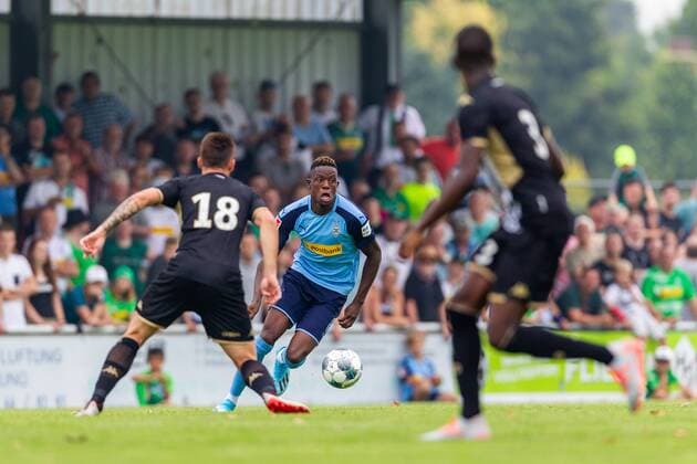 Straelen, Deutschland, 27.07.2019, Freundschaftsspiel, Testspiel, Borussia Moenchengladbach - SCO Angers, Baptiste Santamaria (Angers), Denis Zakaria (Moenchengladbach) und Ibrahim Cisse (Angers) im Zweikampf ( Straelen Sportzentrum an der Roemerstraße Germany eu-images-09-542-003579