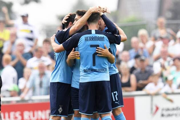 Fussball 1.Bundesliga Saison 2019 2020 Testspiel SCO Angers 1. FC Mönchengladbach 27.07.2019, Stadion an der Römerstrasse, Straelen ,Borussia Mönchengladbach, jubel DFL regulations prohibit any use of photographs as image sequences and or quasi video.