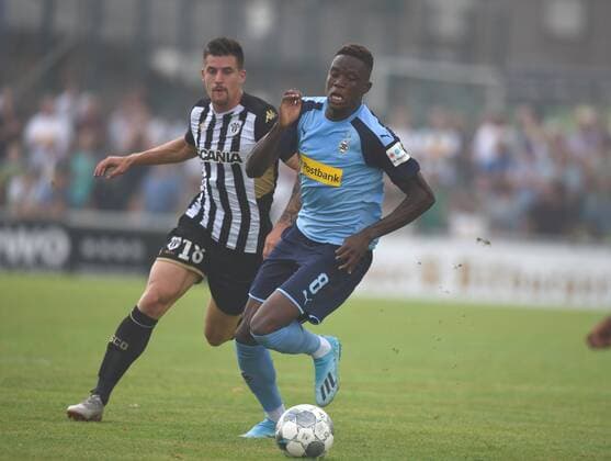 Testspiel Borussia Mönchengladbach - SCO Angers (Frankreich) 27.07.2019 Denis Zakaria (BMG) Aktion vor Baptiste Santamaria DFL REGULATIONS PROHIBIT ANY USE OF PHOTOGRAPHS AS IMAGE SEQUENCES AND OR QUASI-VIDEO