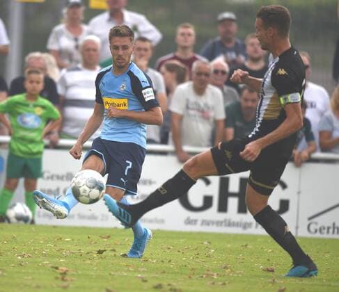 Testspiel Borussia Mönchengladbach - SCO Angers (Frankreich) 27.07.2019 links Patrick Herrmann (BMG) schießt vor Romain Thomas DFL REGULATIONS PROHIBIT ANY USE OF PHOTOGRAPHS AS IMAGE SEQUENCES AND OR QUASI-VIDEO