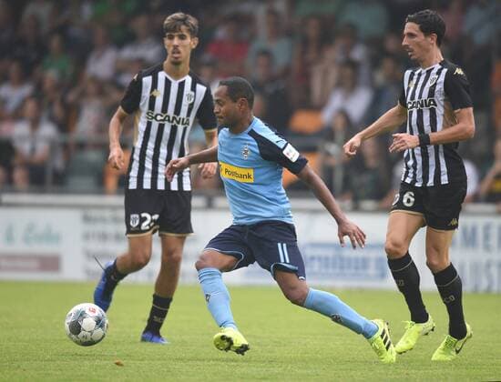 Testspiel Borussia Mönchengladbach - SCO Angers (Frankreich) 27.07.2019 Raffael (BMG) Aktion setzt sich durch gegen zwei DFL REGULATIONS PROHIBIT ANY USE OF PHOTOGRAPHS AS IMAGE SEQUENCES AND OR QUASI-VIDEO