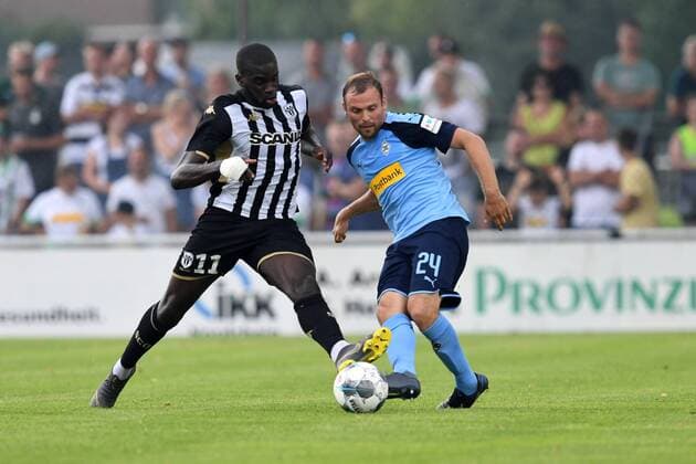 Fussball 1.Bundesliga Saison 2019 2020 Testspiel SCO Angers vs Borussia Mönchengladbach , 27.07.2019, Römerstadion Straelen,Wilfride Kanga SCO Angers Tony Jantschke, Borussia Mönchengladbach, DFL regulations prohibit any use of photographs as image sequences and or quasi video.