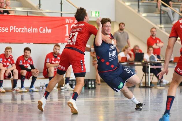 Joshua Stoeffler (SG H2Ku Herrenberg 32) gegen Jan Asmuth (SG BBM Bietigheim 23) Handball , Maenner , Vorbereitung , Turnier, Altensteig , S-Cup , 27.07.2019, Foto:TBaur Eibner S-Cup SG H2Ku Herrenberg - SG BBM Bietigheim Altensteig Copyright: xEIBNER TobiasxBaurx EP_TBR