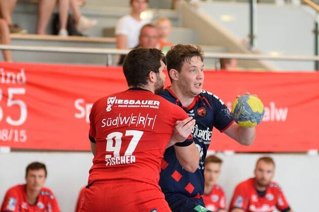 Joshua Stoeffler (SG H2Ku Herrenberg 32) gegen Jonathan Fischer (SG BBM Bietigheim 97) Handball , Maenner , Vorbereitung , Turnier, Altensteig , S-Cup , 27.07.2019, Foto:TBaur Eibner S-Cup SG H2Ku Herrenberg - SG BBM Bietigheim Altensteig Copyright: xEIBNER TobiasxBaurx EP_TBR