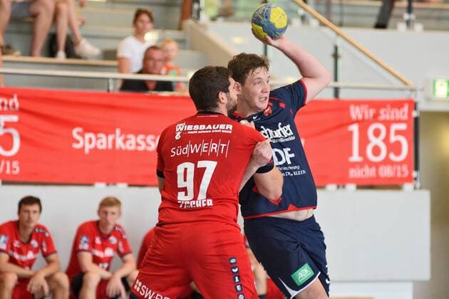 Joshua Stoeffler (SG H2Ku Herrenberg 32) gegen Jonathan Fischer (SG BBM Bietigheim 97) Handball , Maenner , Vorbereitung , Turnier, Altensteig , S-Cup , 27.07.2019, Foto:TBaur Eibner S-Cup SG H2Ku Herrenberg - SG BBM Bietigheim Altensteig Copyright: xEIBNER TobiasxBaurx EP_TBR